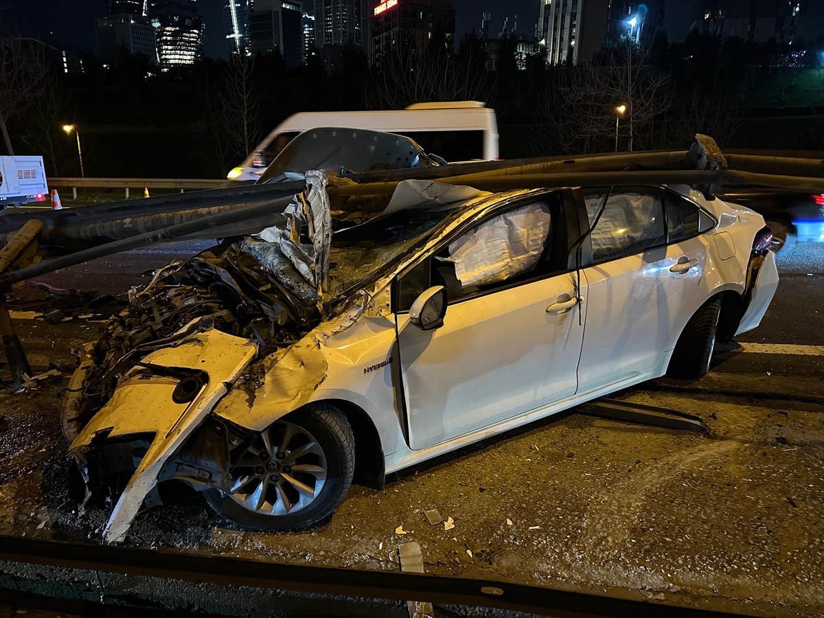 Ataşehir'de Korkutan Kaza Otomobil Bariyerlere Saplandı, 2 Yaralı (2)