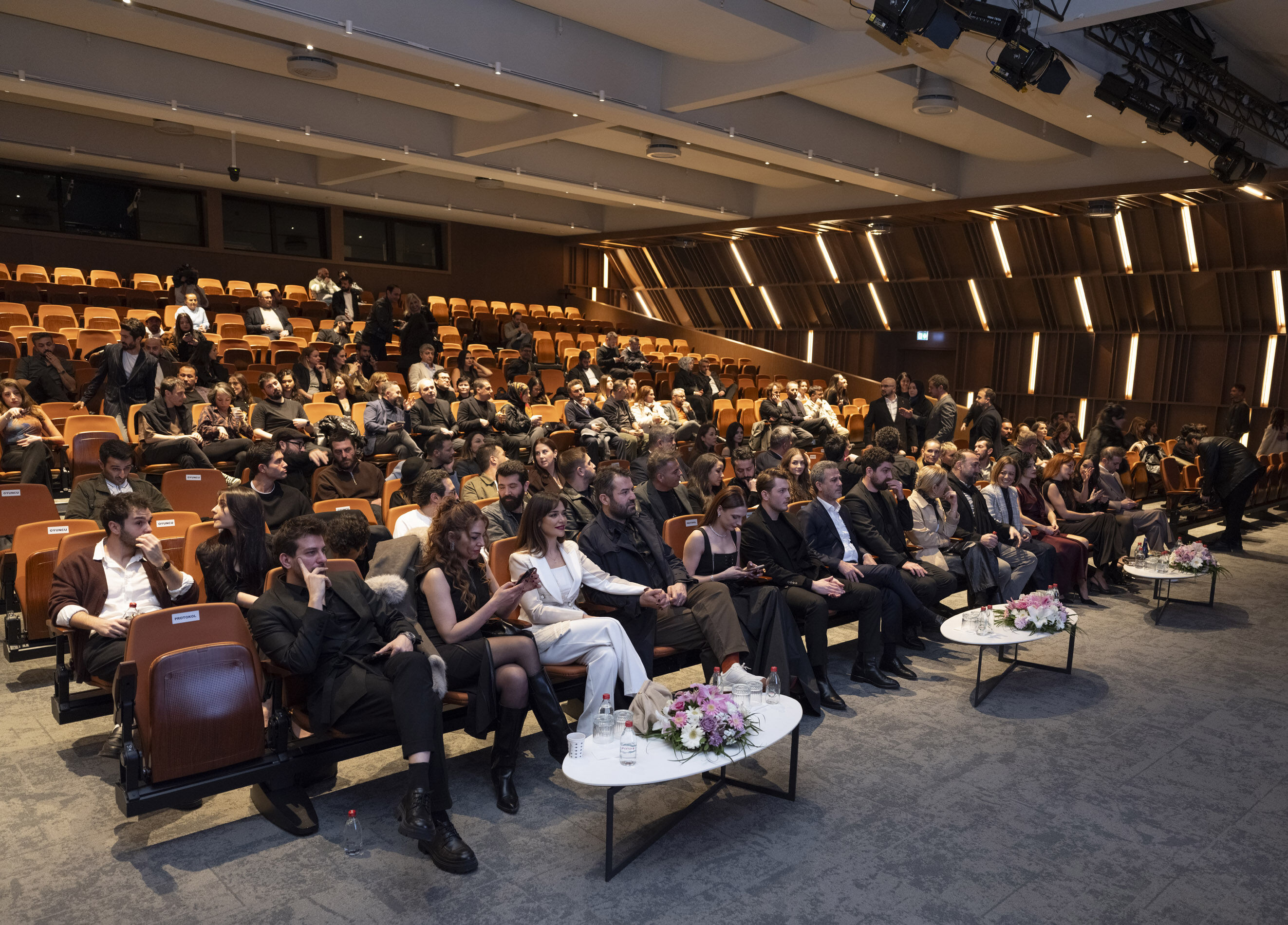 Ayni Yağmur Altinda (1)