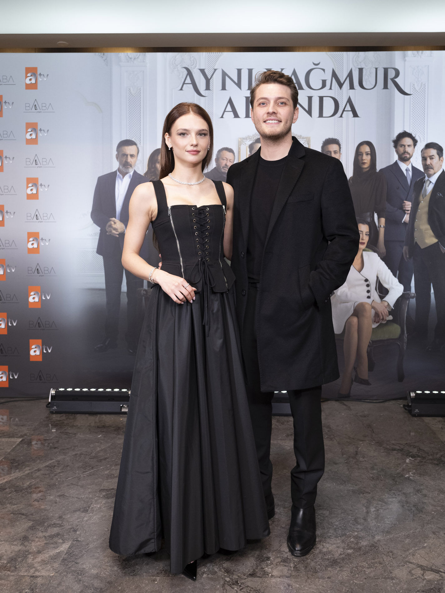 Ayni Yağmur Altinda (2)