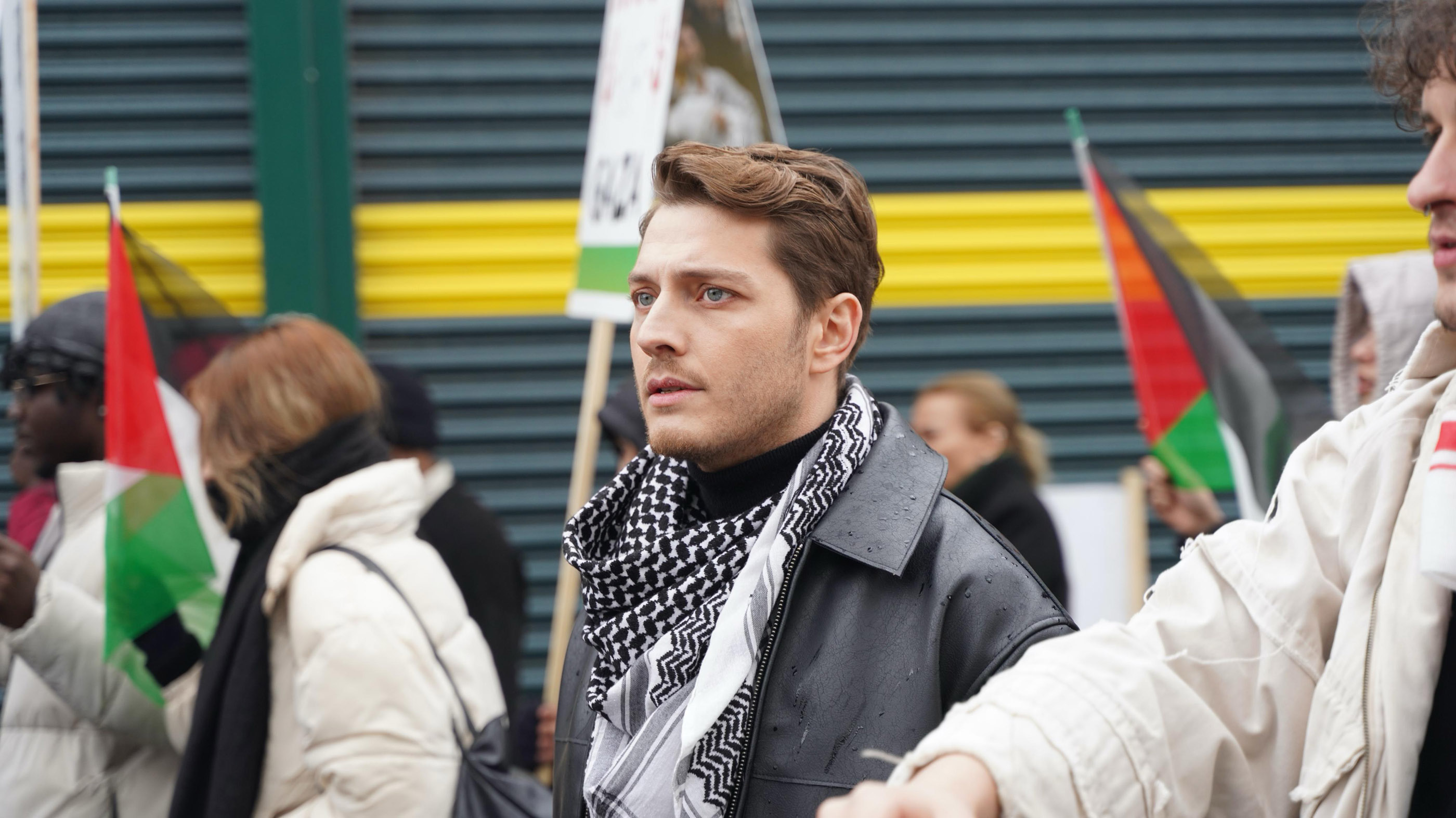 Ayni Yagmur Altinda Ali Aydan