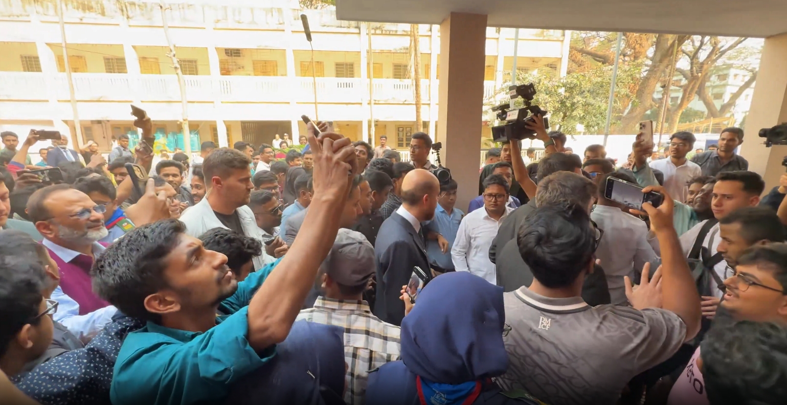 Bangladeş'te Bilal Erdoğan'a Sevgi Seli Yürümekte Zorlandı (2)