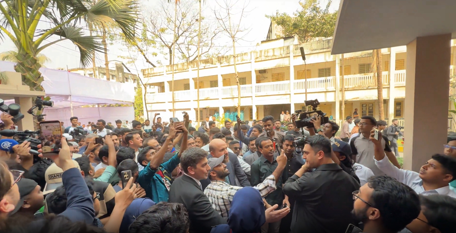 Bangladeş'te Bilal Erdoğan'a Sevgi Seli Yürümekte Zorlandı (4)