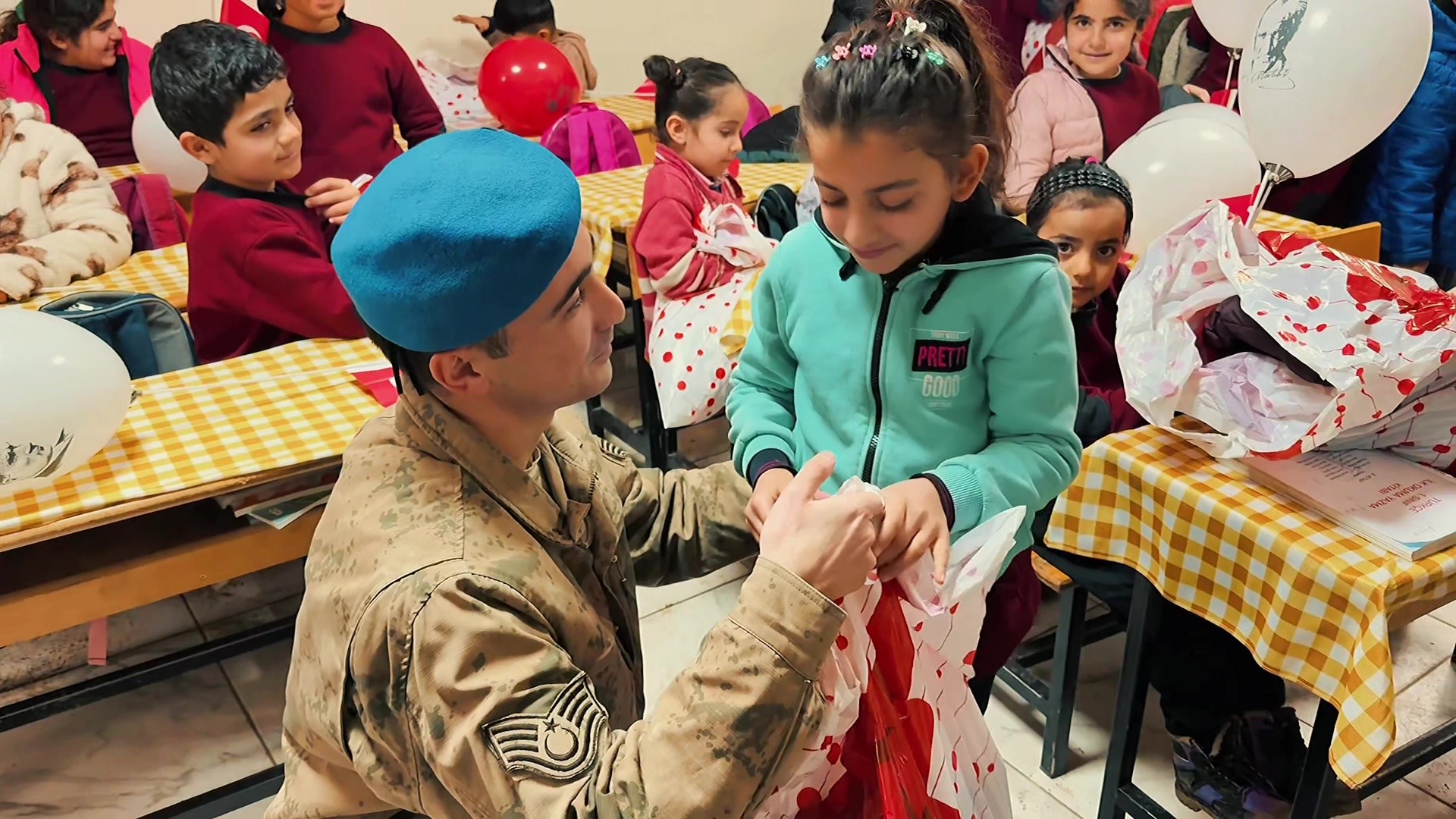 Batman'da Mehmetçik'ten Gönüllere Dokunan Ziyaret Minik Yüreklerde Büyük Mutluluk (2)-2