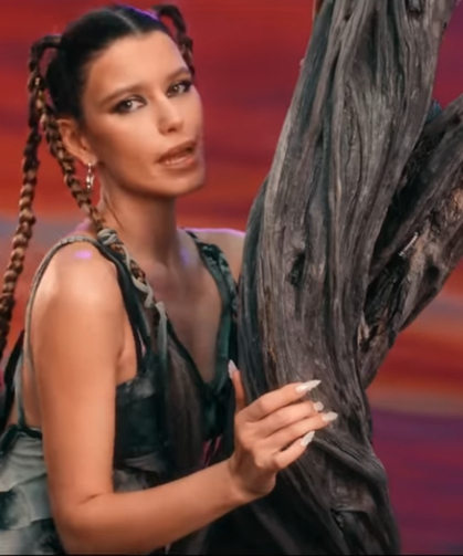 Beren Saat’ten Müzik Dünyasına Iddialı Başlangıç “Capitalizoo” Yayında! (1)