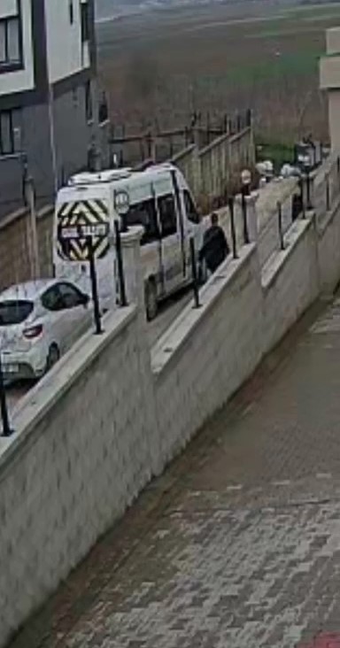 Bursa’da Kaza Yapan Sürücülerin Kavgası Kameralara Yansıdı (2)