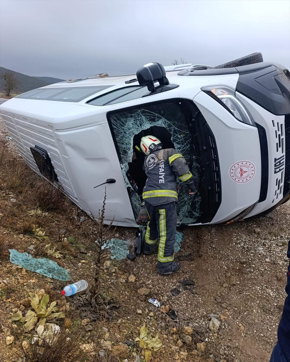 Diyaliz Hastalarını Taşıyan Araç Şarampole Uçtu (2)