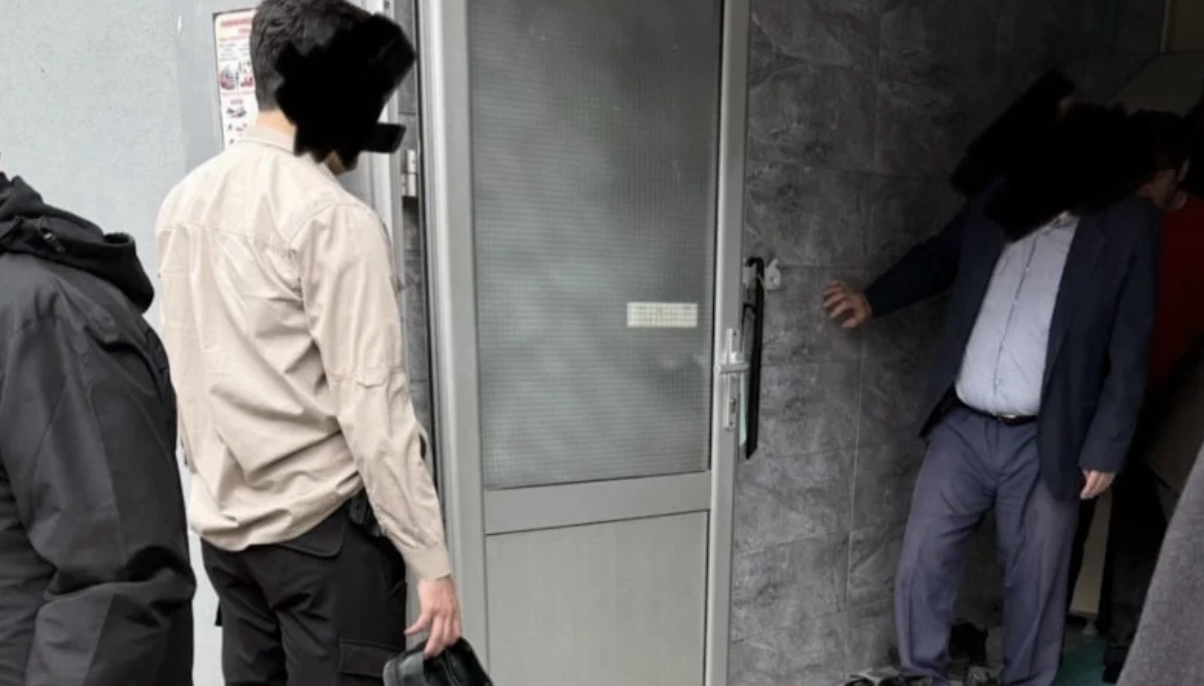 Elindeayakkabıilekaymakamıbekledi45622