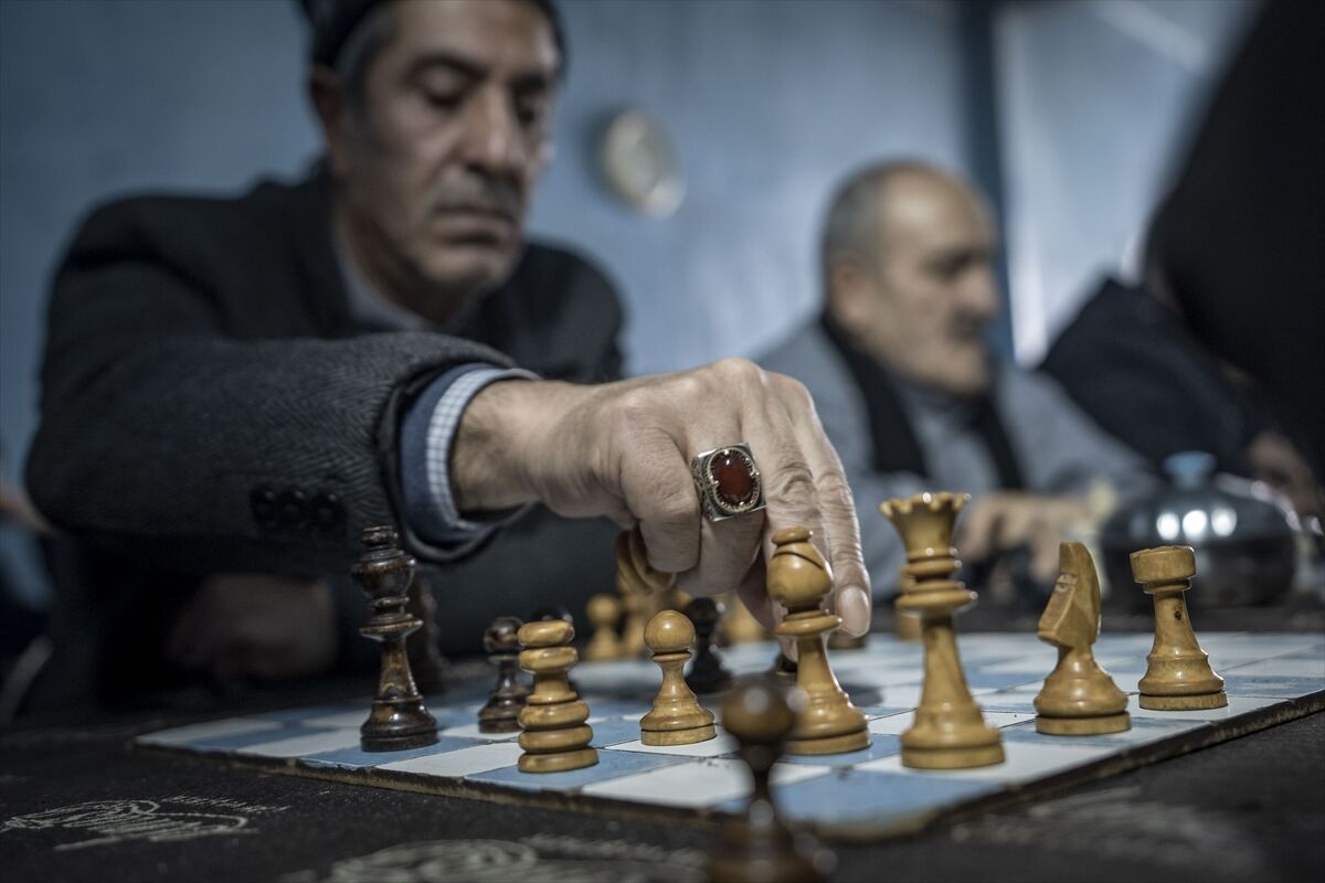 Bu kahvehanede okey sesi yok, sadece 'Şah-Mat' var! Erzurum'un 'Büyükustaları' gençlere taş çıkartıyor