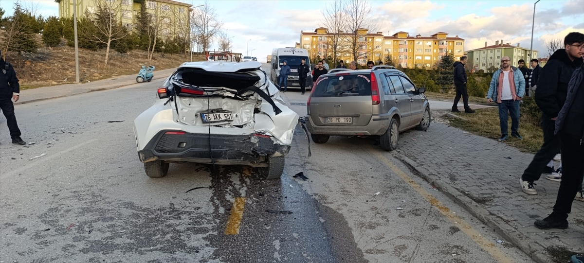 Eskişehir'de Korkutan Zincirleme Kaza Belediye Otobüsü Ve Iki Otomobil Çarpıştı, 6 Yaralı-1
