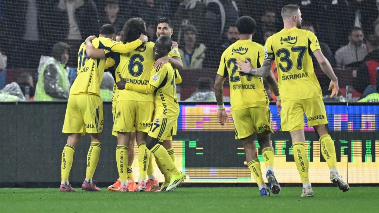 Firtinaya Takilmadi 3Te 3 Yapti 5 Gollu Derbide Kazanan Fenerbahce 2 3 0Dew
