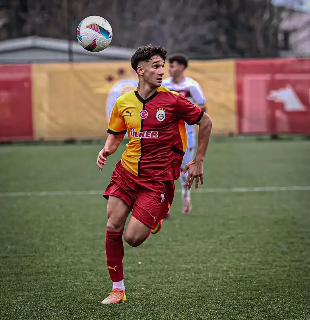 Gs Cagribalta Forvet Gazeteyenigun Izmir 6