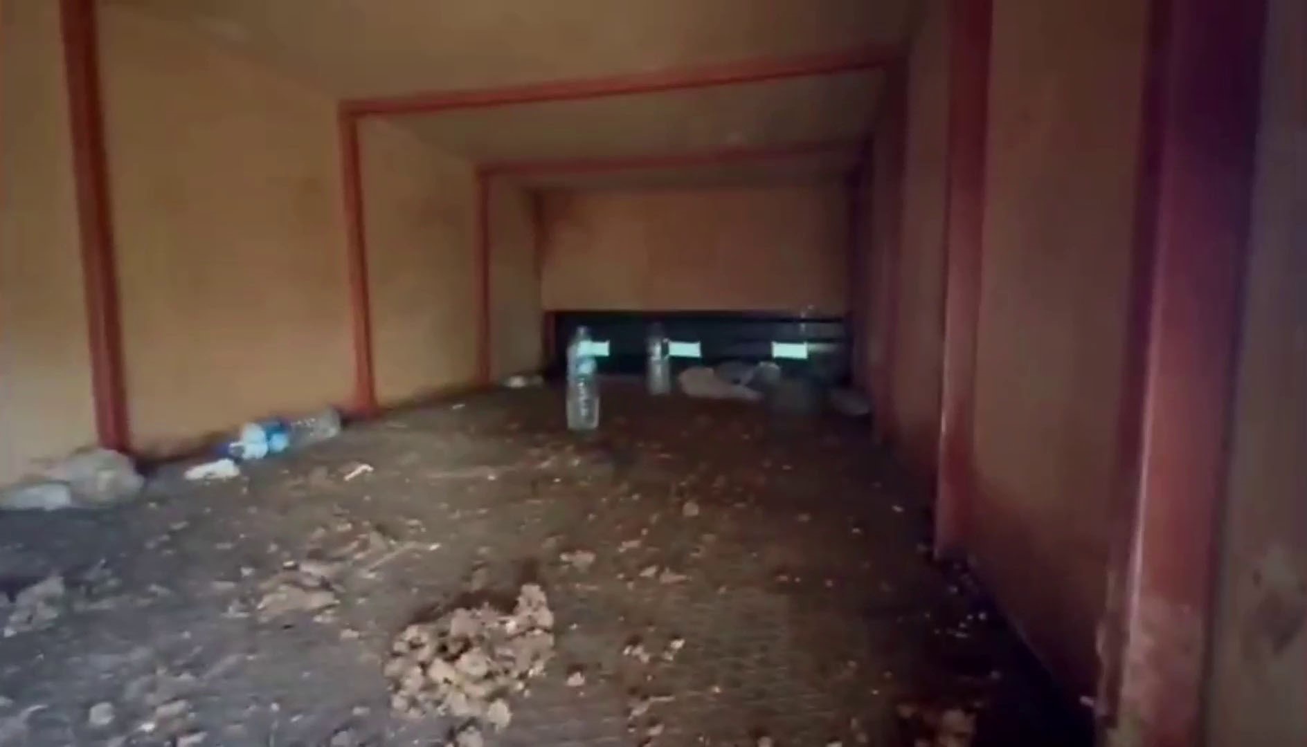 Hayvan Dışkısıyla Kamufle Ettiler Gizli Bölmeden 19 Kaçak Çıktı!