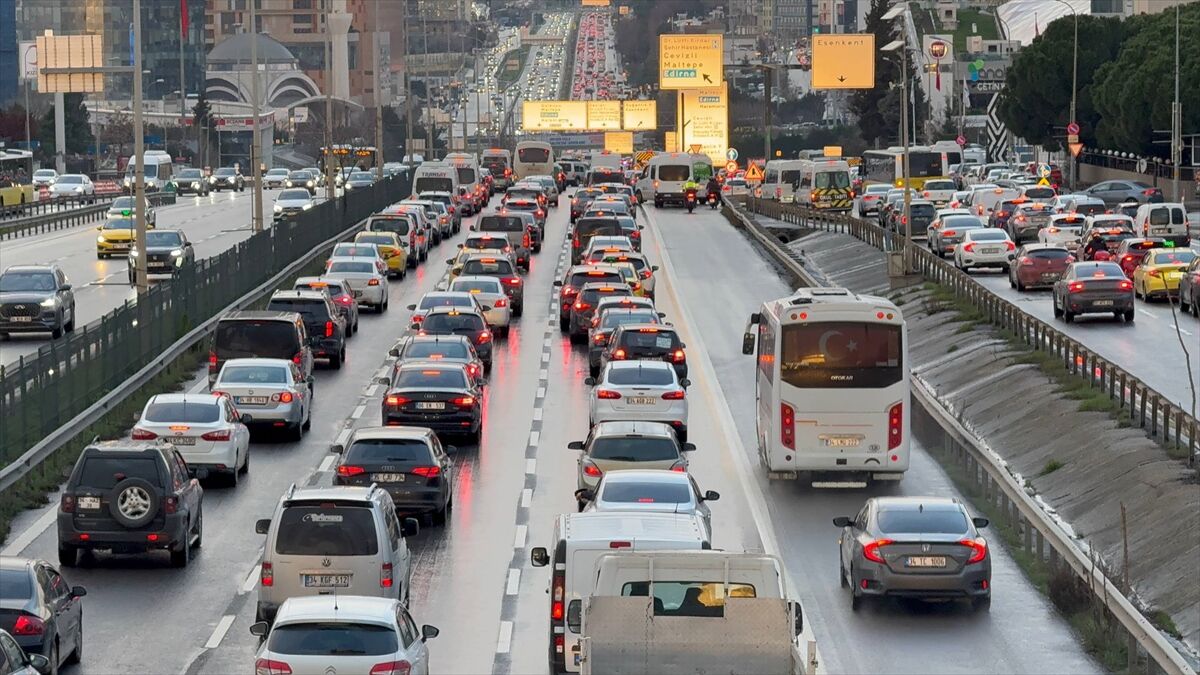 İstanbul'da Sabah Çilesi Yollar Tıkandı, Trafik Durma Noktasına Geldi!