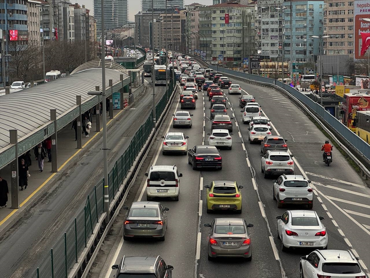 İstanbul'da Sabah Kabusu Trafik Yoğunluğu Yüzde 72'Ye Fırladı