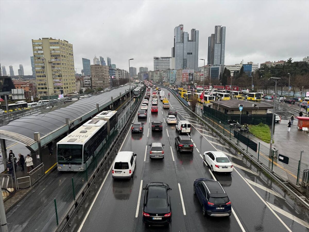 İstanbul'da Yağmur Trafiği Anadolu Yakası Kilit! (1)