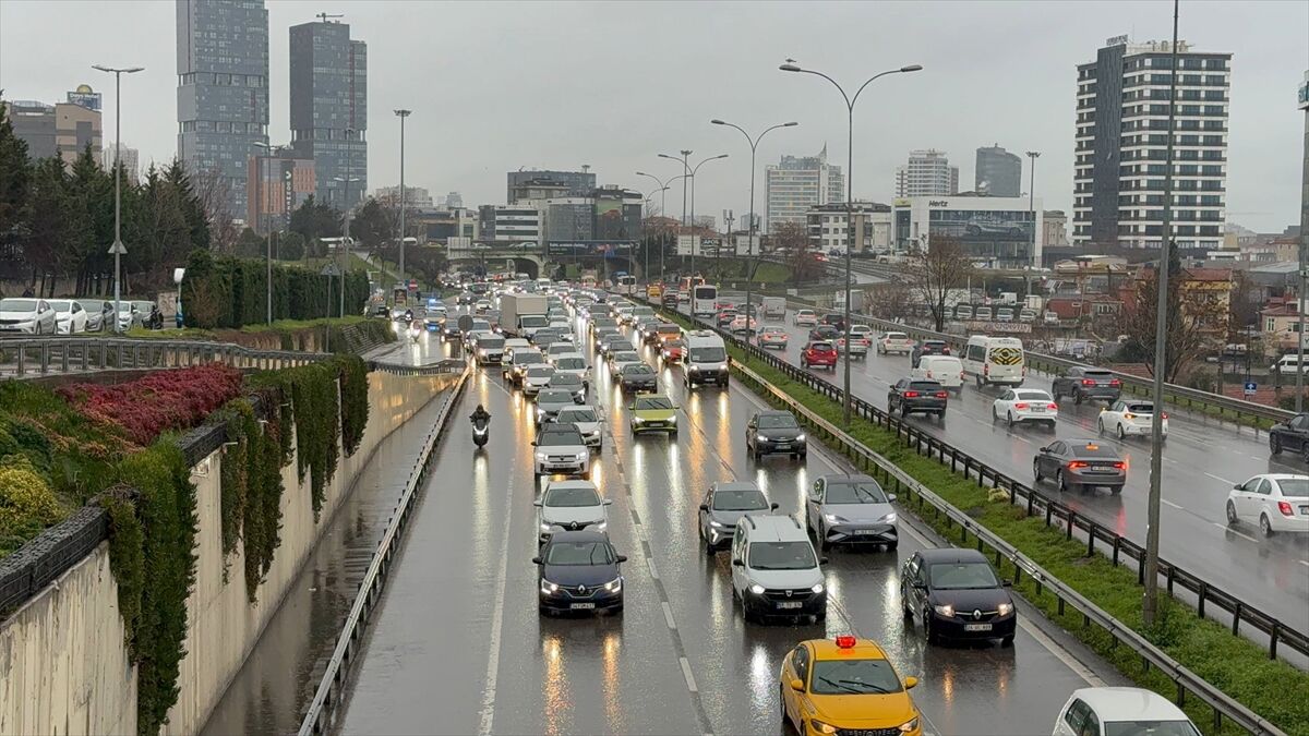 İstanbul'da Yağmur Trafiği Anadolu Yakası Kilit! (3)