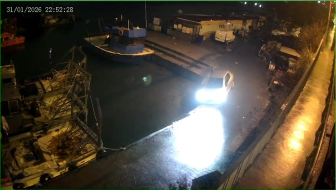 Istanbulun Gobeginde Seytan Ucgeni Art Arda Iki Arac Asili Kaldi 1