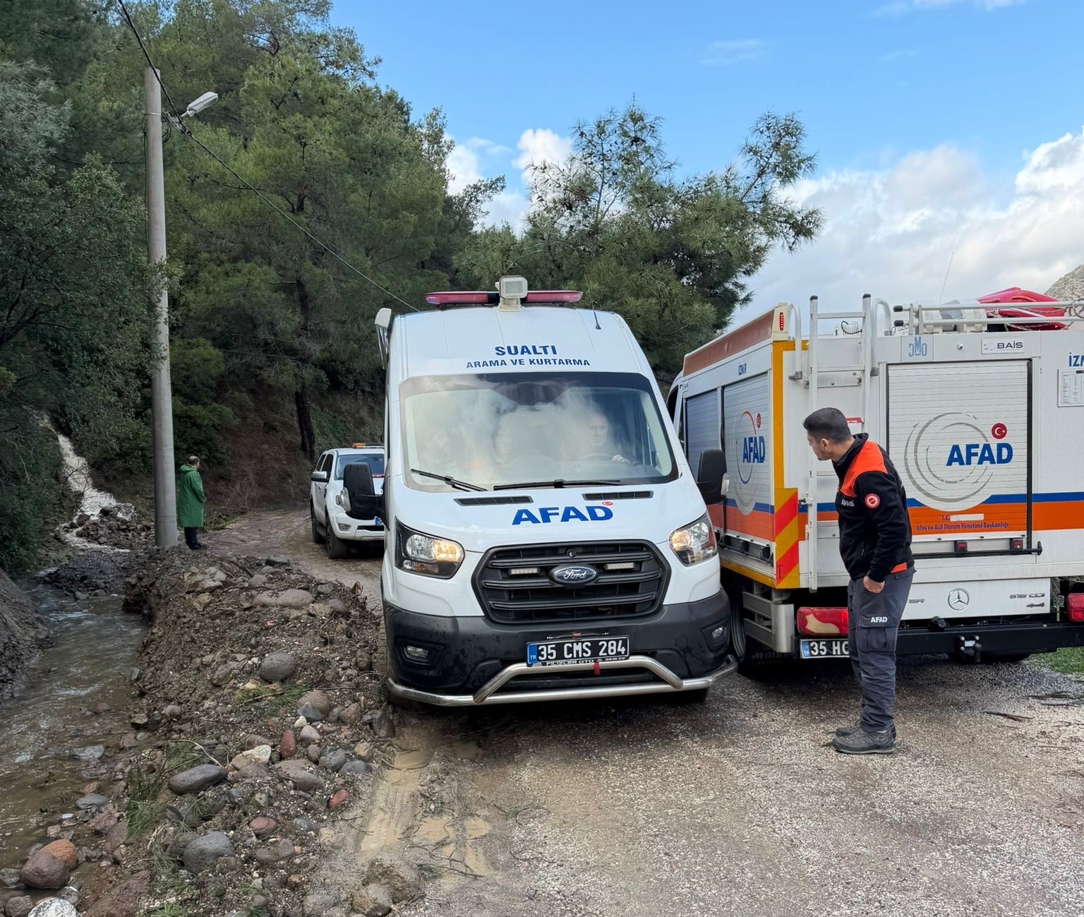 İzmir'de Derede Mahsur Kalan 3 Kişi Kurtarıldı (2)