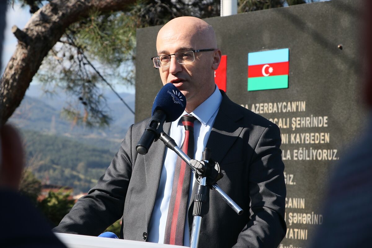 İzmir'de Hocalı Şehitleri Karanfillerle Anıldı