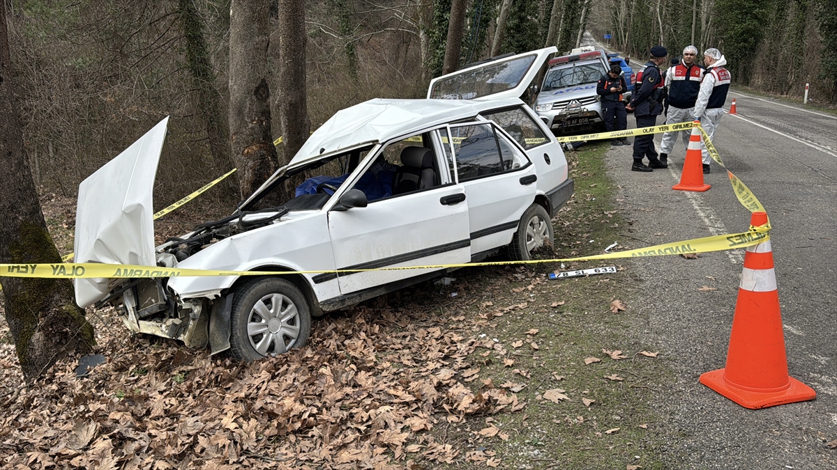 Karabük'te Otomobil Ağaca Çarptı 1 Ölü, 2 Yaralı (2)
