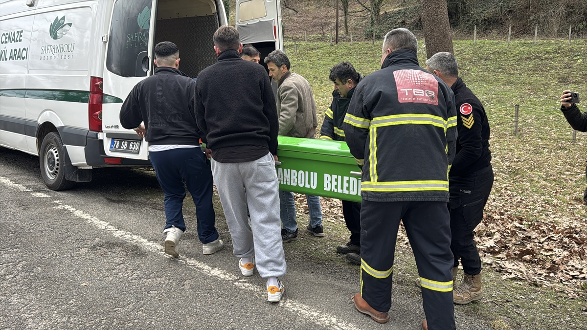 Karabük'te Otomobil Ağaca Çarptı 1 Ölü, 2 Yaralı (3)