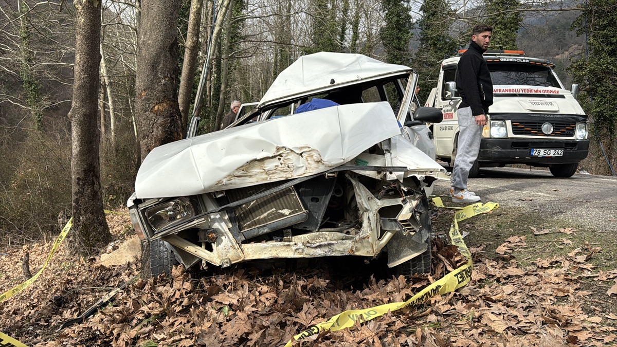 Karabük'te Otomobil Ağaca Çarptı 1 Ölü, 2 Yaralı (4)