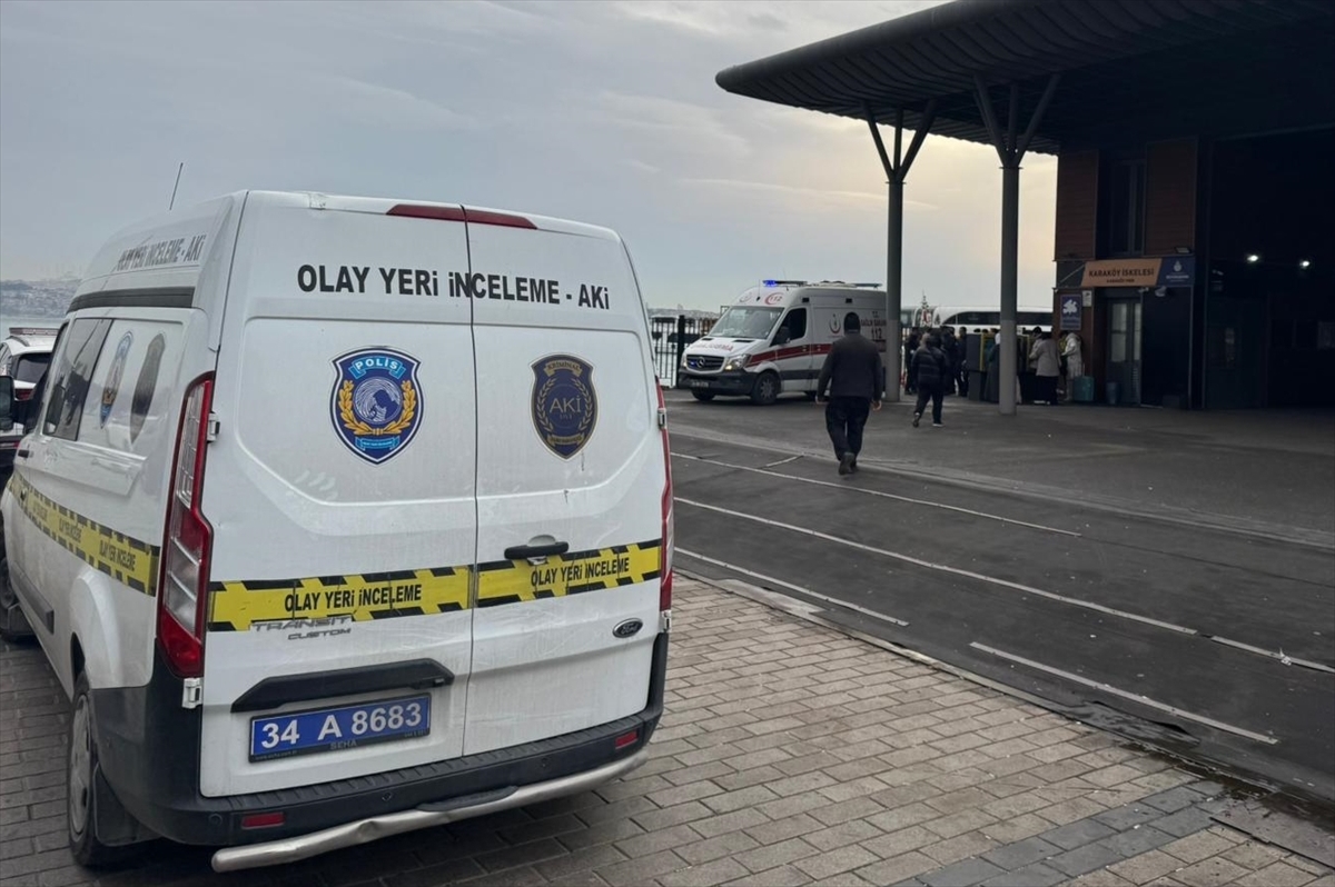 Karaköy İskelesi'nde Denizden Kadın Cesedi Çıkarıldı