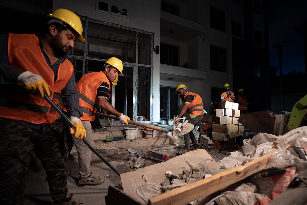 Kendi Şehrini Inşa Eden Eller Afetzede Işçiler Geleceği Yükseltiyor (2)