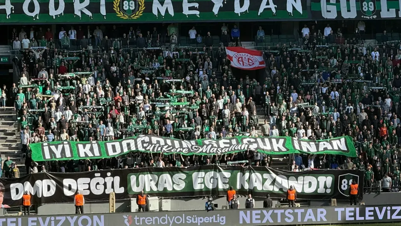 Kocaelispor Tribunlerinden Selcuk Inana Dogum Gunu Surprizi Wwwcagdaskocaelicom 1772036010