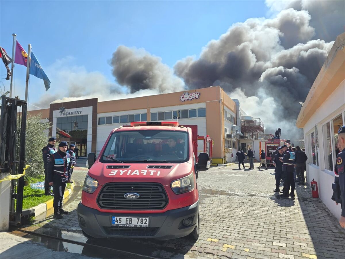 Manisa'da Zorlu Mücadele Alevler Fabrikayı Sardı! (4)