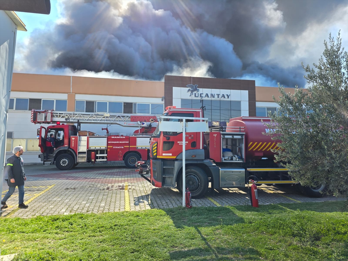 Manisa'da Zorlu Mücadele Alevler Fabrikayı Sardı! (5)