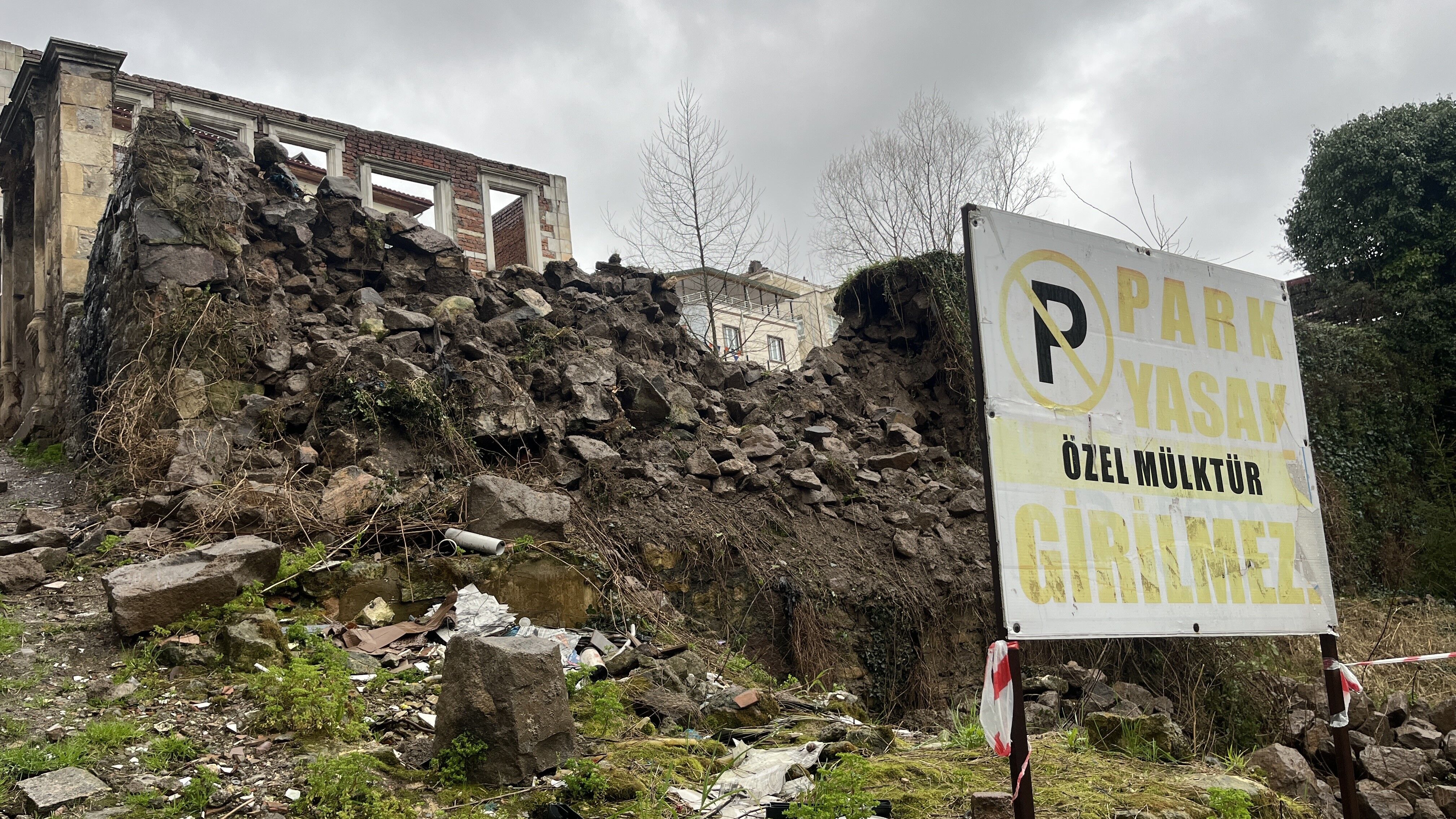 Ordu'da Tarihi Duvar Araçların Üzerine Çöktü