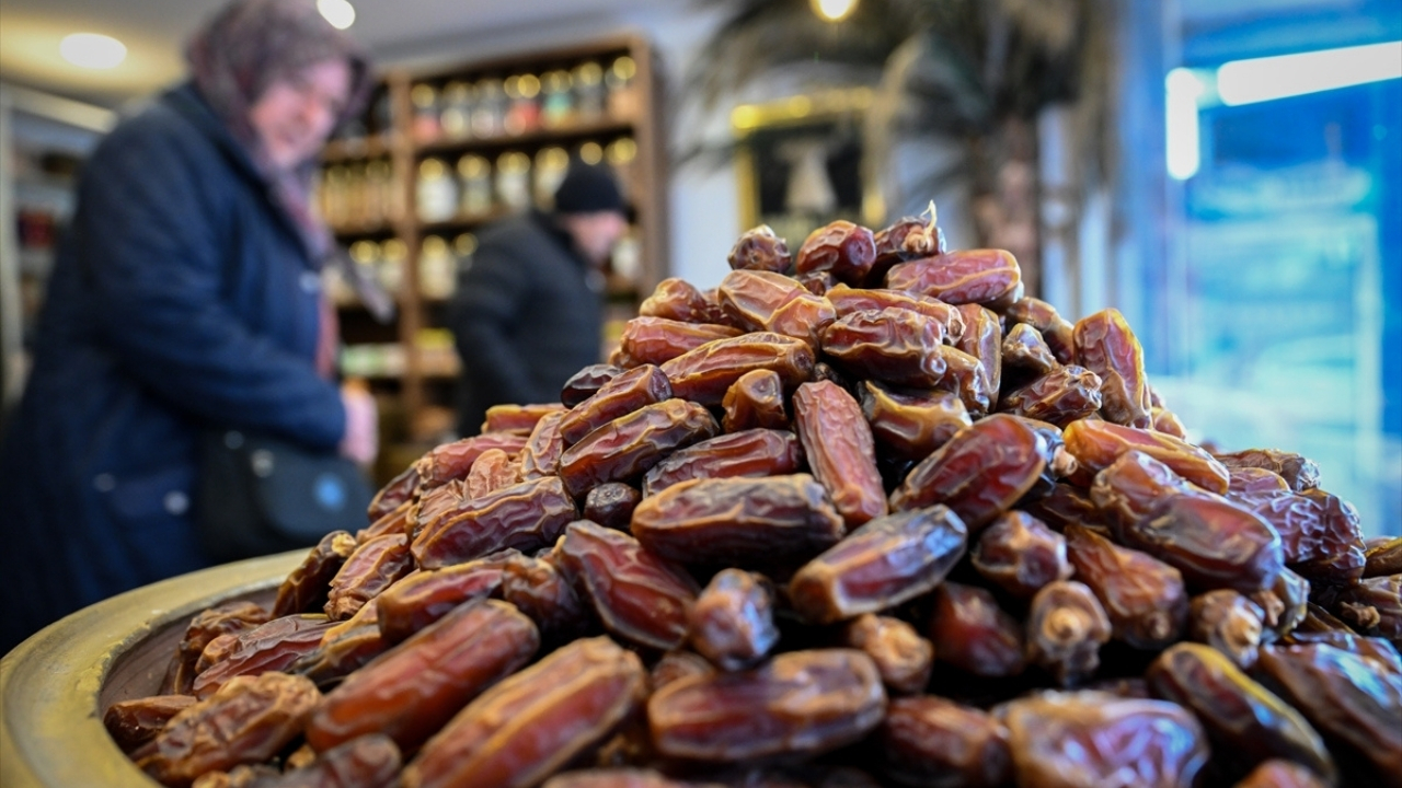 Ramazan'ın Gözdesi Hurma Tezgahta! Kilosu 150 Tl'den Başlıyor