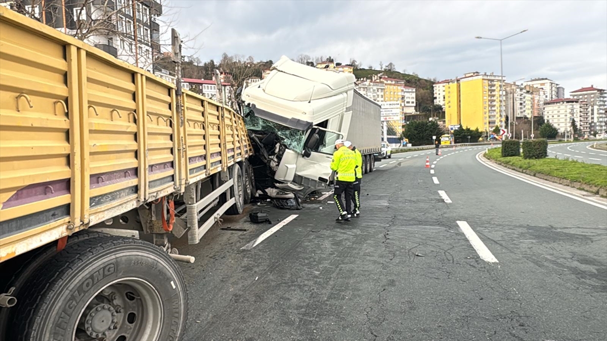 Rize'de Tır Kazası Ortalığı Savaş Alanına Çevirdi (2)