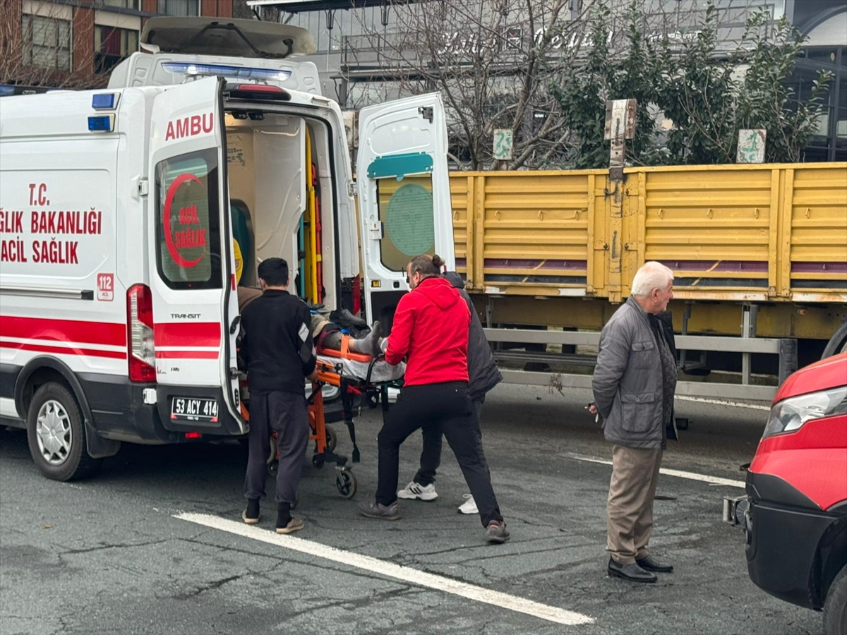 Rize'de Tır Kazası Ortalığı Savaş Alanına Çevirdi (3)