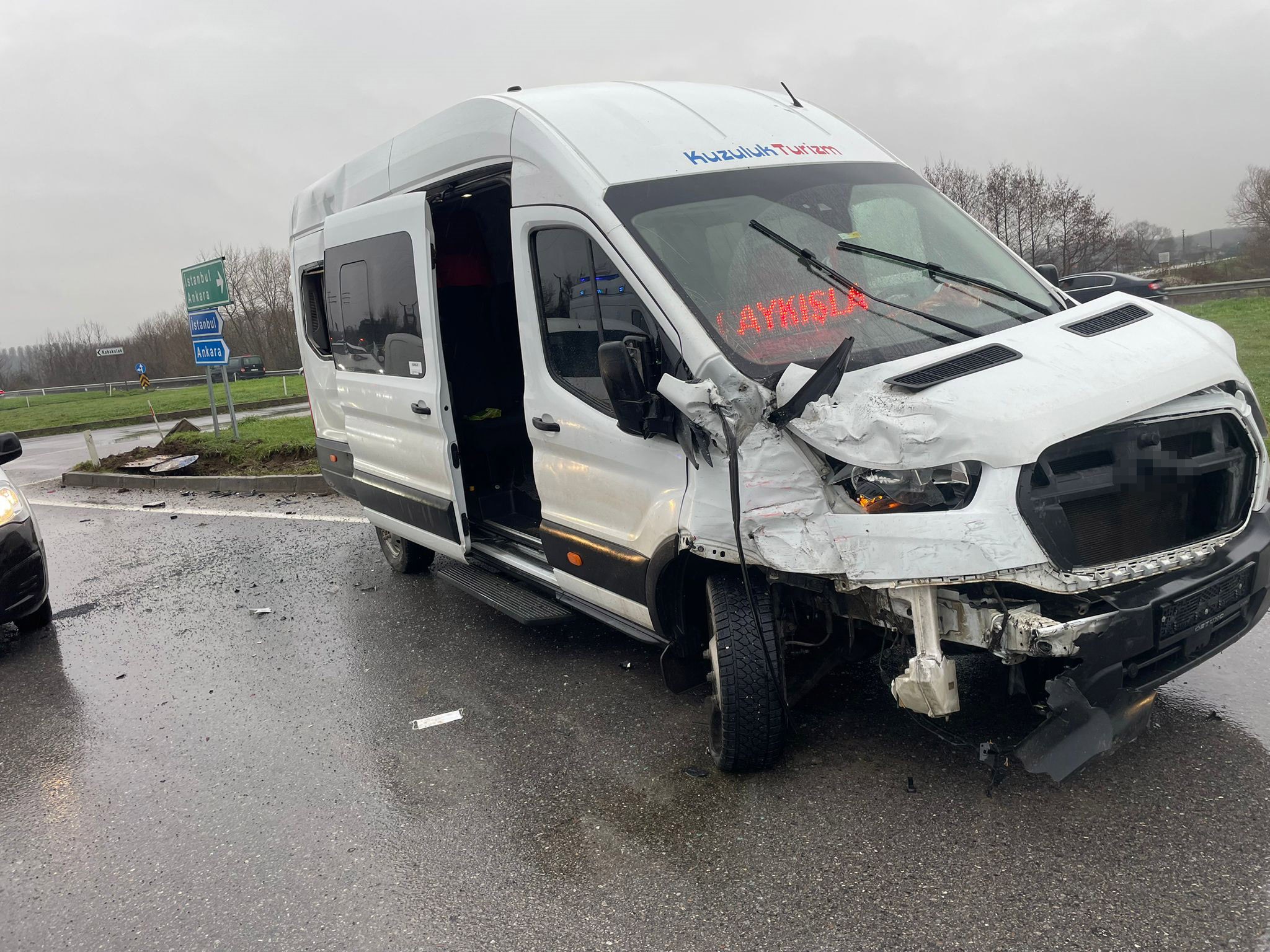 Sakarya Işçi Minibüsü Ve Ambulans Çarpıştı