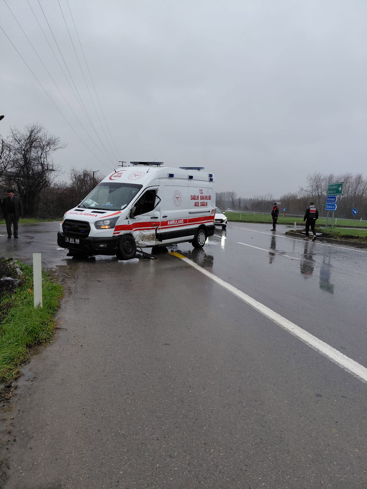 Sakarya Işçi Minibüsü Ve Ambulans Çarpıştı2
