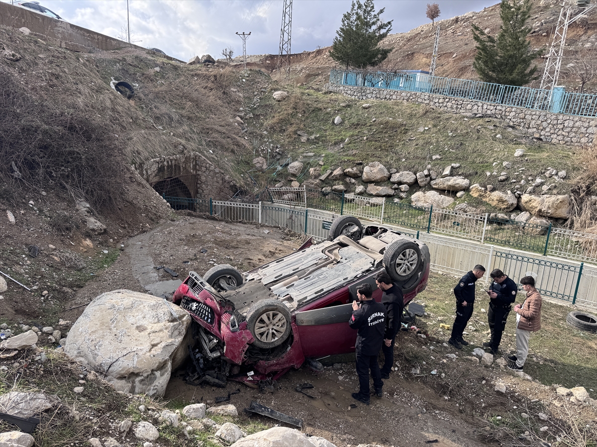 Şırnak'ta Feci Kaza Hafif Ticari Araç 20 Metreden Şarampole Uçtu (2)