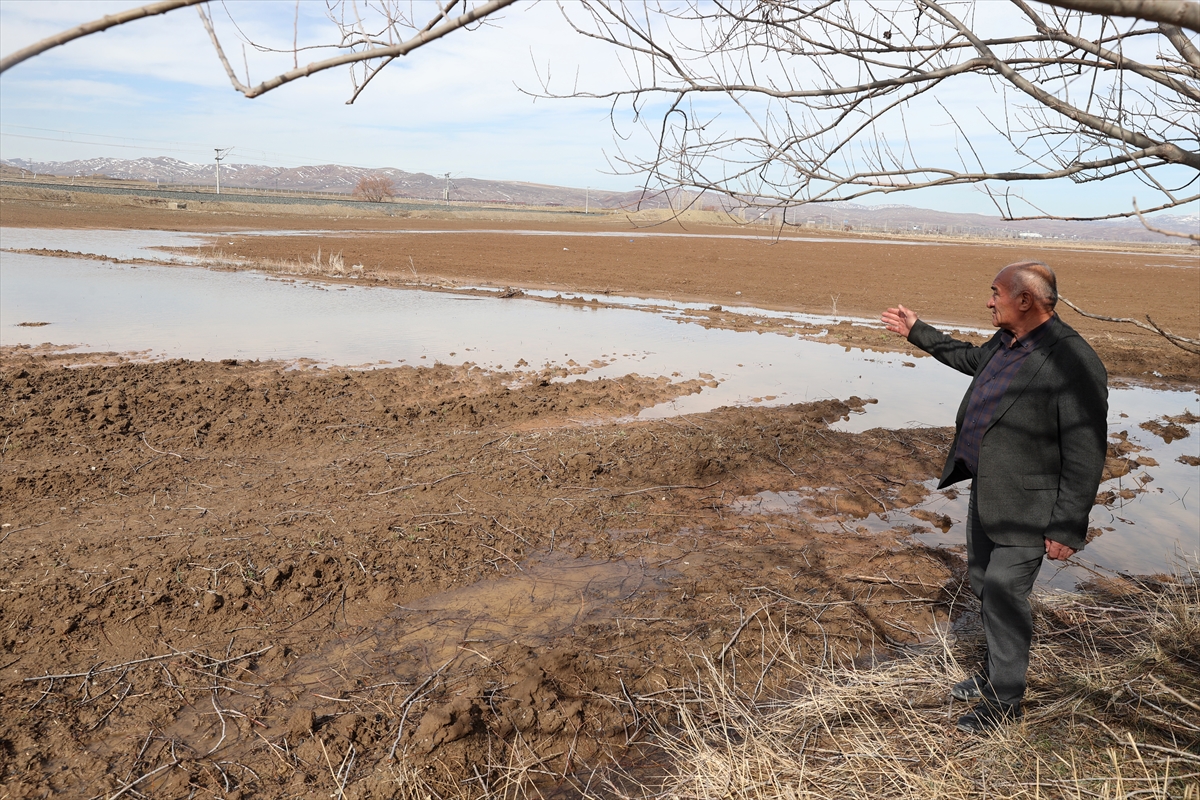 Sivas'ta Karlar Eridi, Tecer Irmağı Taştı 10 Bin Dönüm Tarım Arazisi Göle Döndü-1