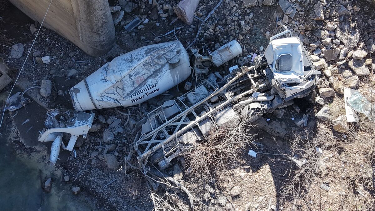 8 Metreden Düşen Mikser Hurdaya Döndü Sürücü Ağır Yaralı (7)