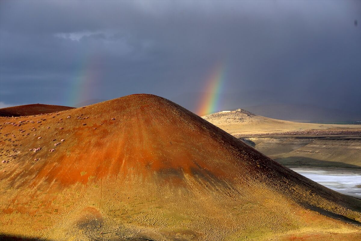 Dünyanın nazar boncuğunda bahar şöleni: Meke Gölü'nde çiçekler ve gökkuşağı büyüledi!