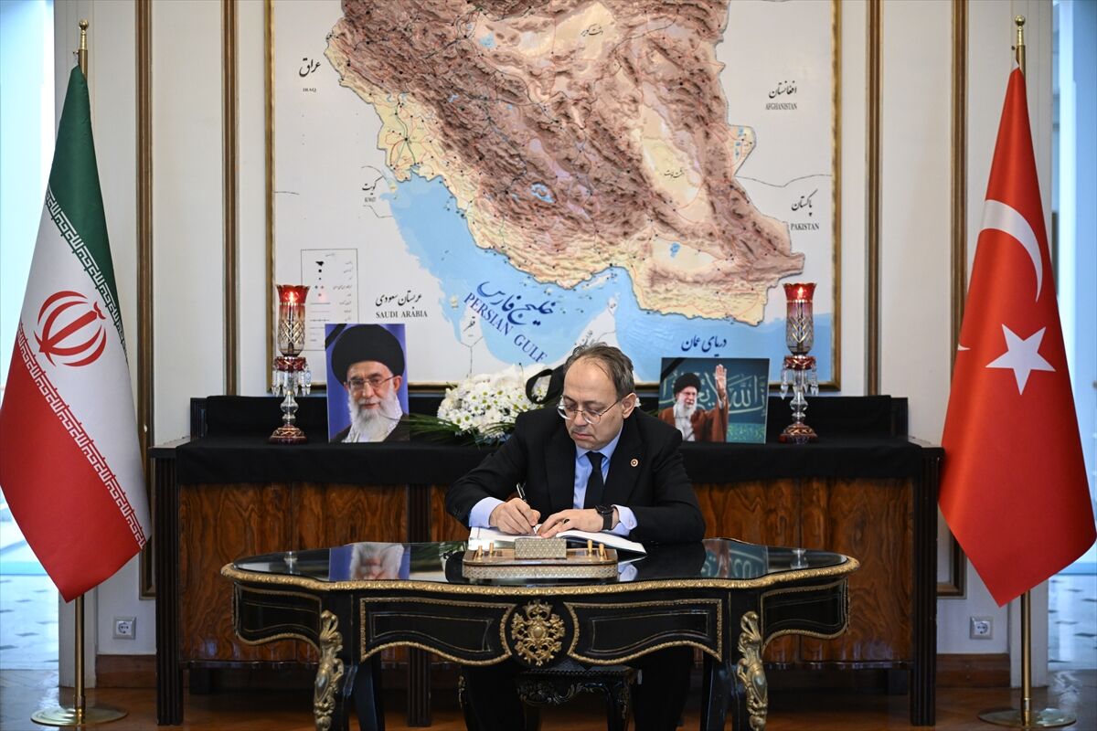 Ankara'da Hamaney Için Taziye Defteri Açıldı (1)