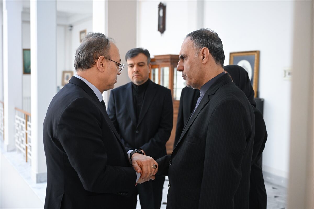 Ankara'da Hamaney Için Taziye Defteri Açıldı (2)