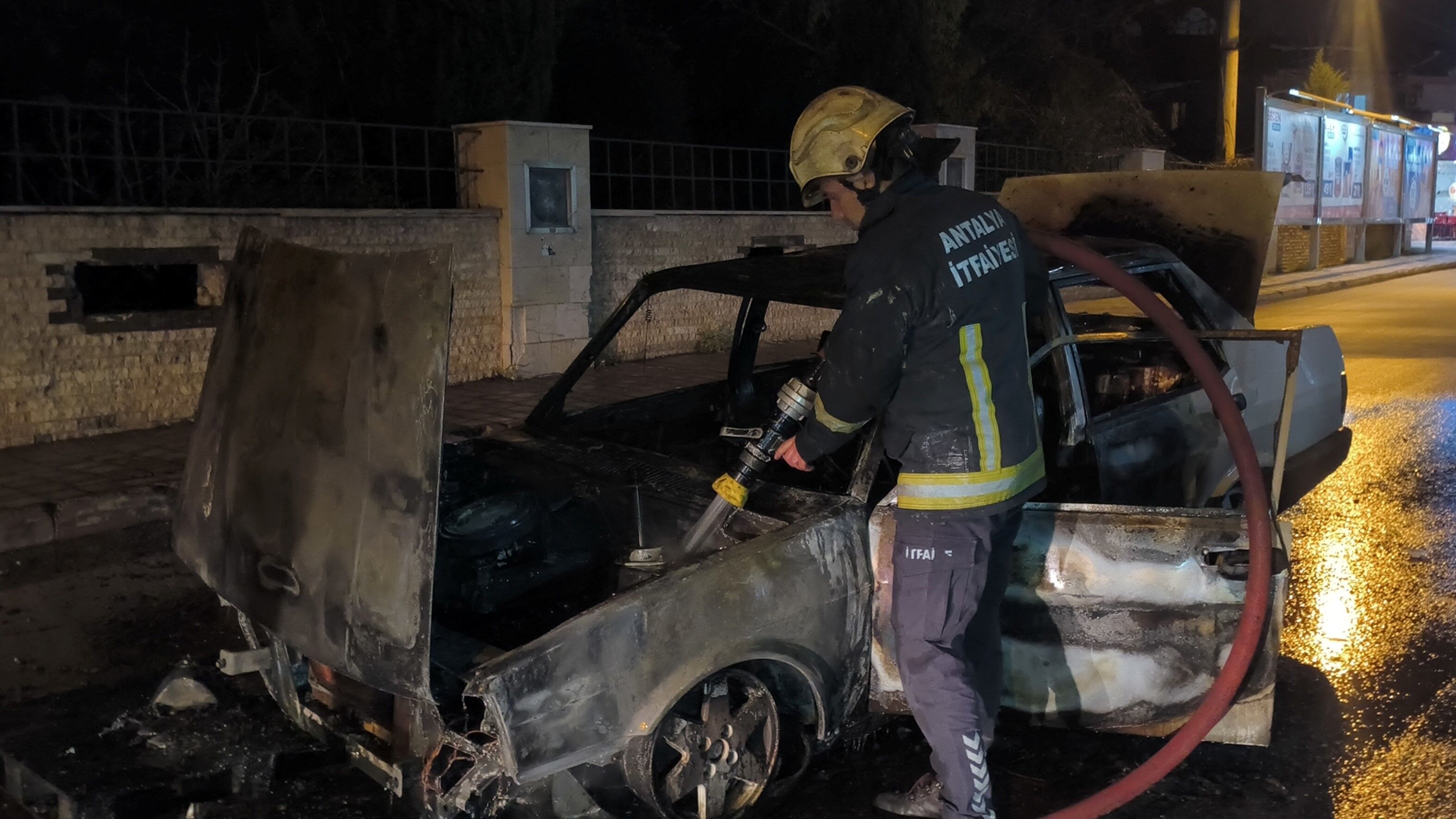 Antalya'da Alev Topuna Dönen Araçtan Aile Son Anda Kurtuldu (10)