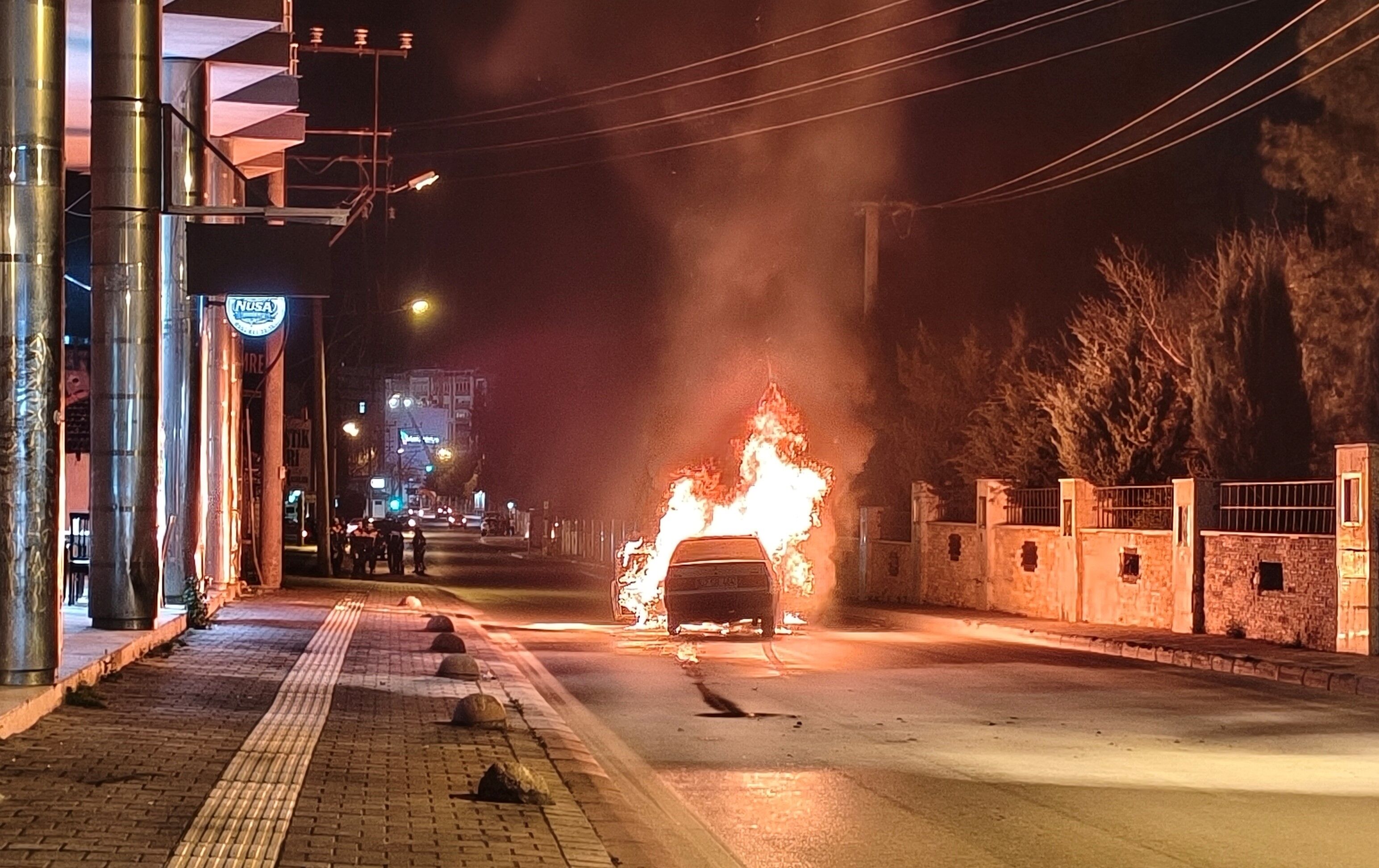 Antalya'da Alev Topuna Dönen Araçtan Aile Son Anda Kurtuldu (9)