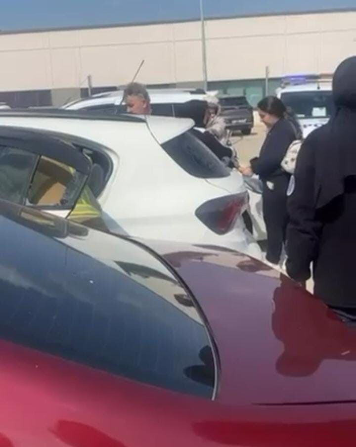 Arabada Kilitli Kalan Çocuğu Camı Kırarak Kurtardılar! (2)-1