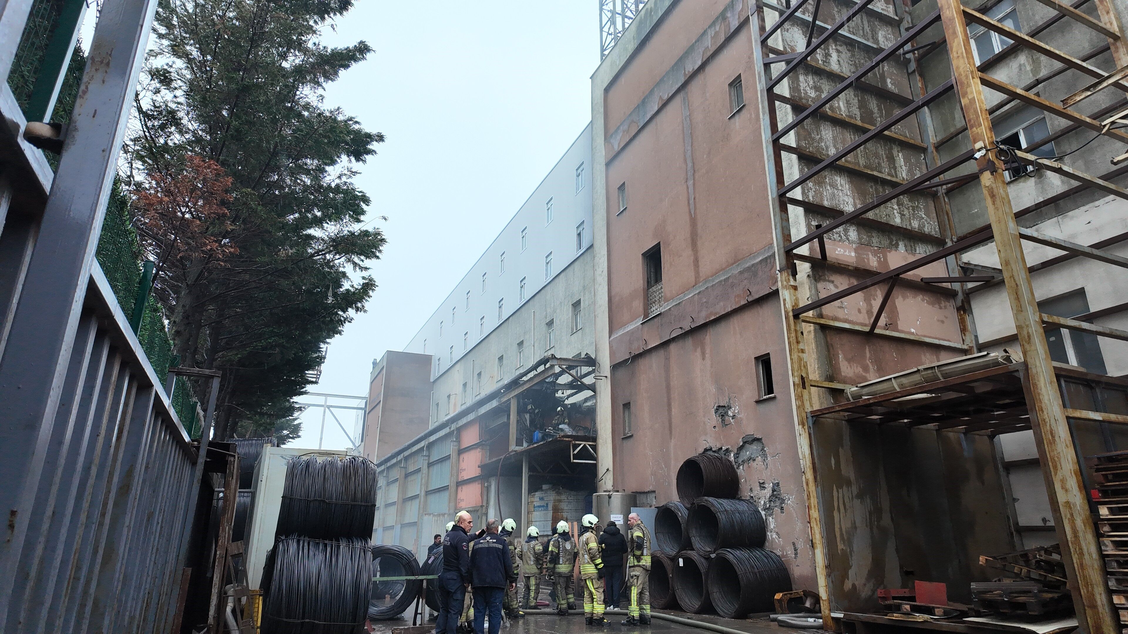 Arnavutköy’de Fabrika Yangını Alevler Dış Cepheye Sıçradı (1)