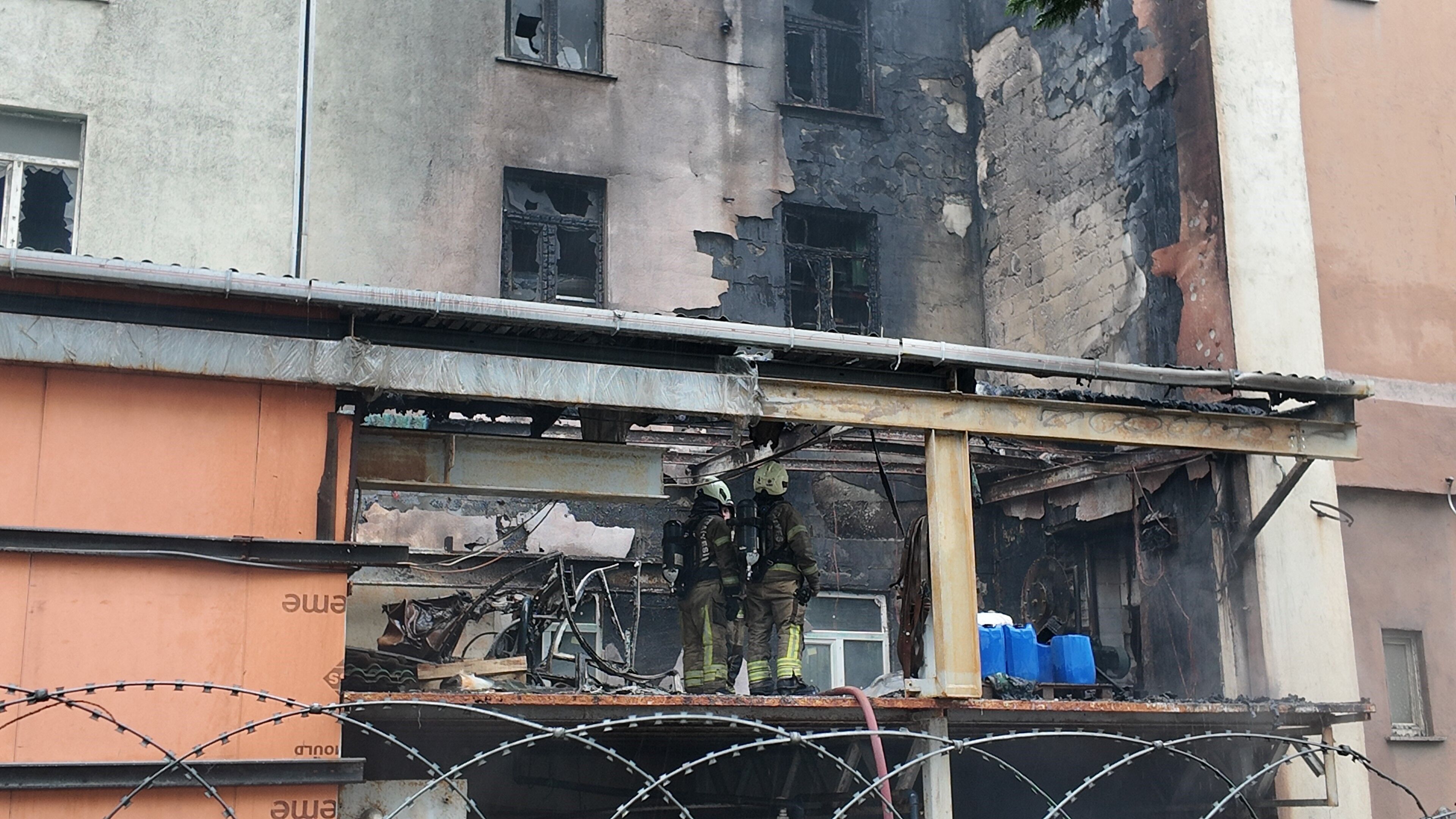 Arnavutköy’de Fabrika Yangını Alevler Dış Cepheye Sıçradı (2)