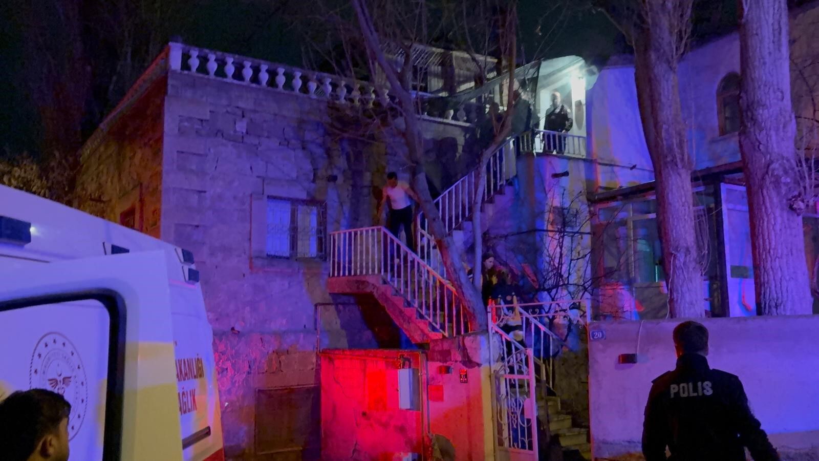 Bacağından Bıçaklandı, Ambulansa Binmeden Önce Tütününü Içti (2)