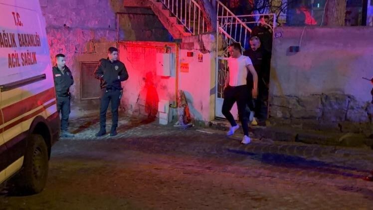 Bacağından Bıçaklandı, Ambulansa Binmeden Önce Tütününü Içti (3)